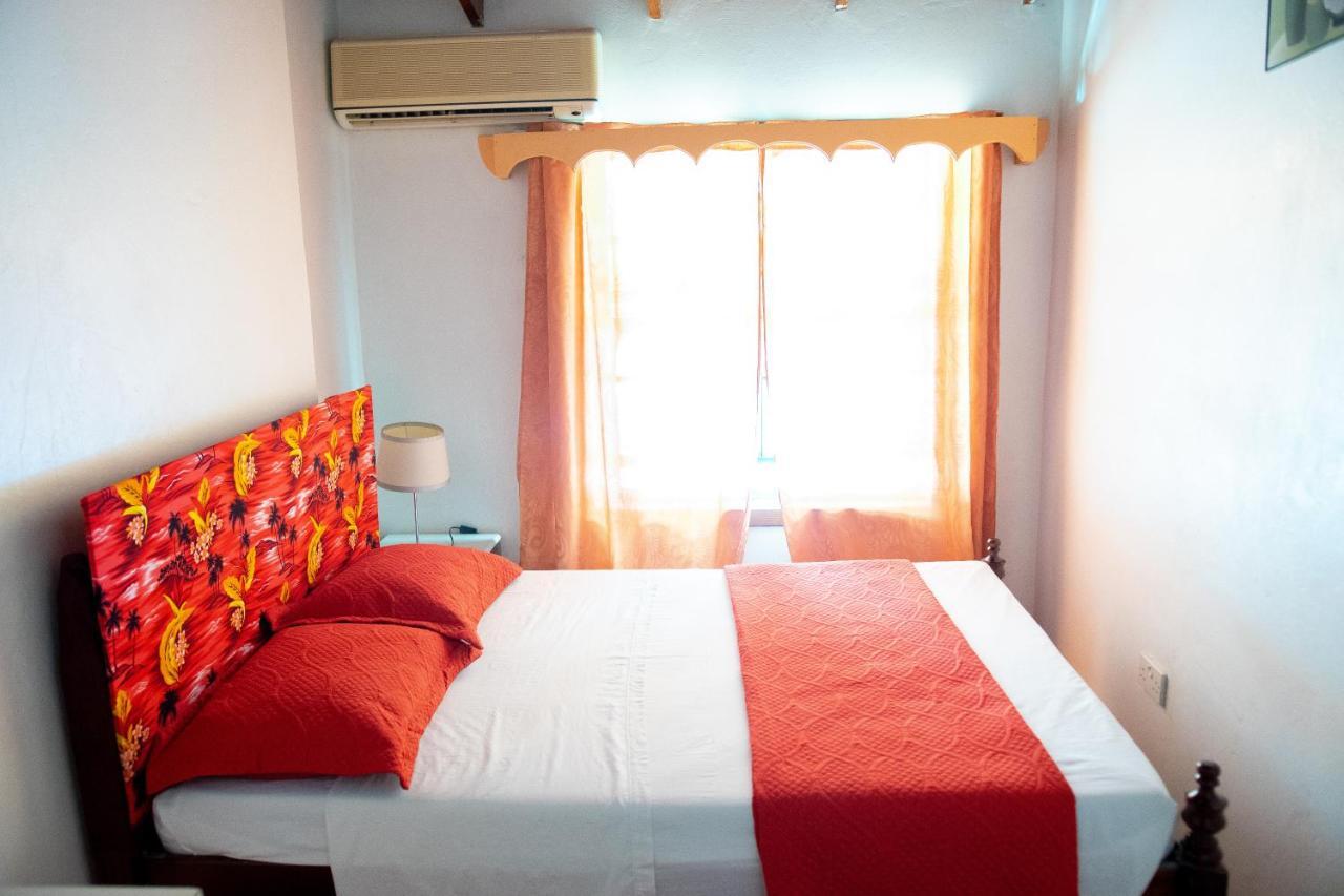 Tropical Breeze Vacation Home And Apartments Νησίδα Γκρος Εξωτερικό φωτογραφία